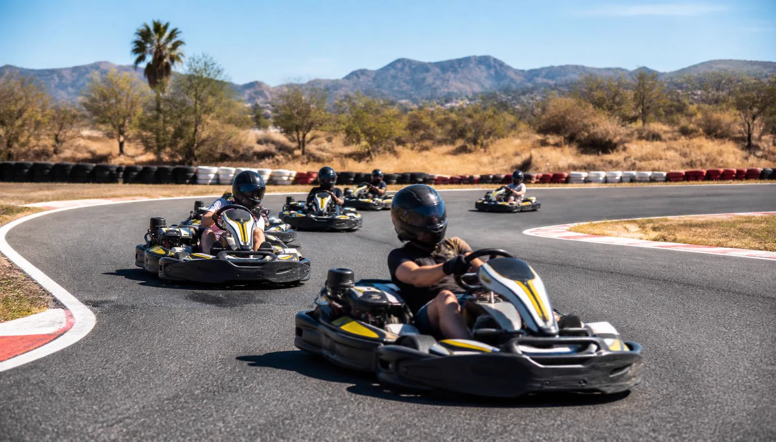 Fahrer in Leihkarts auf einer sonnigen Kartbahn bei Magaluf auf Mallorca