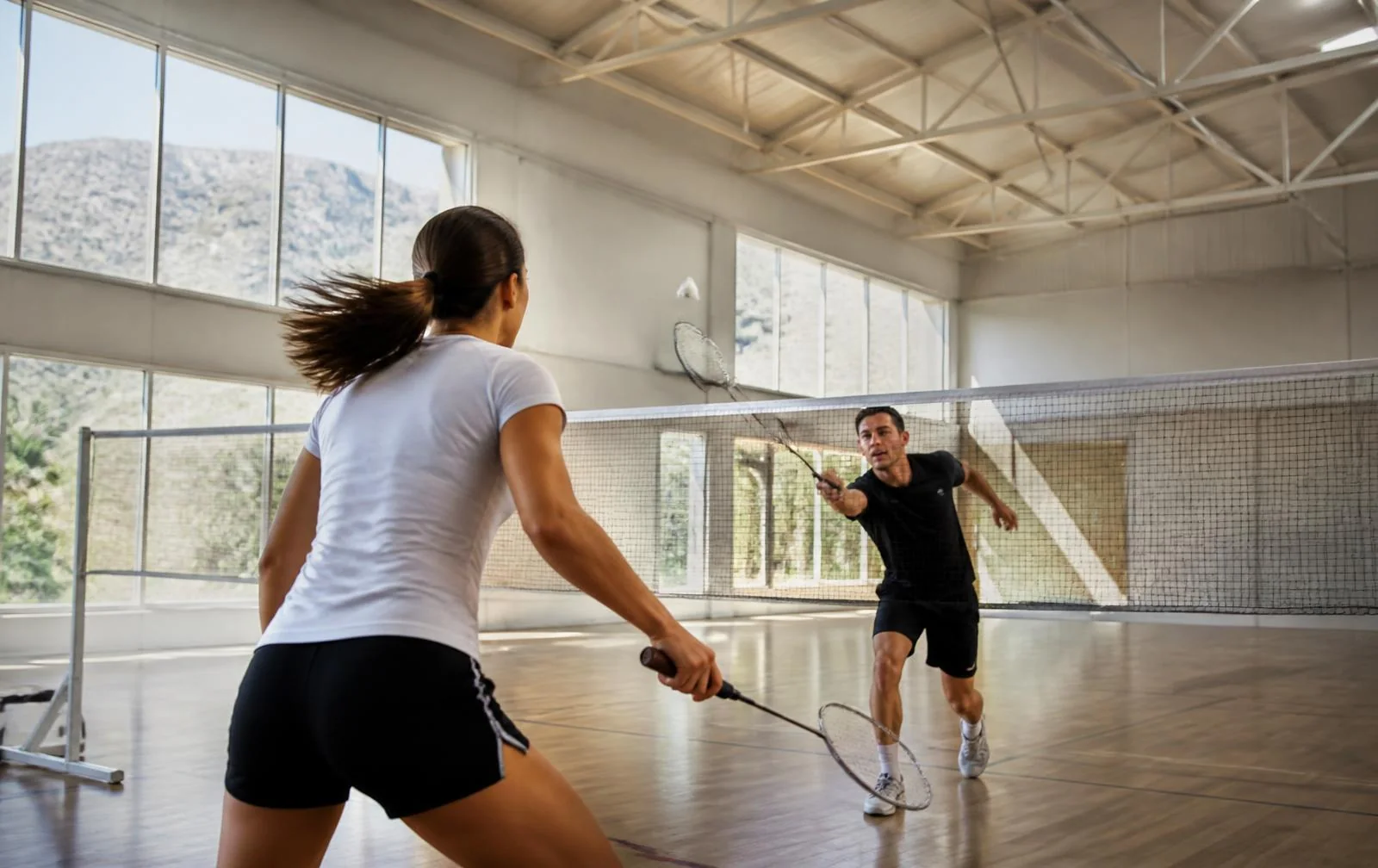 Zwei Badmintonspieler in einer hellen Sporthalle auf Mallorca