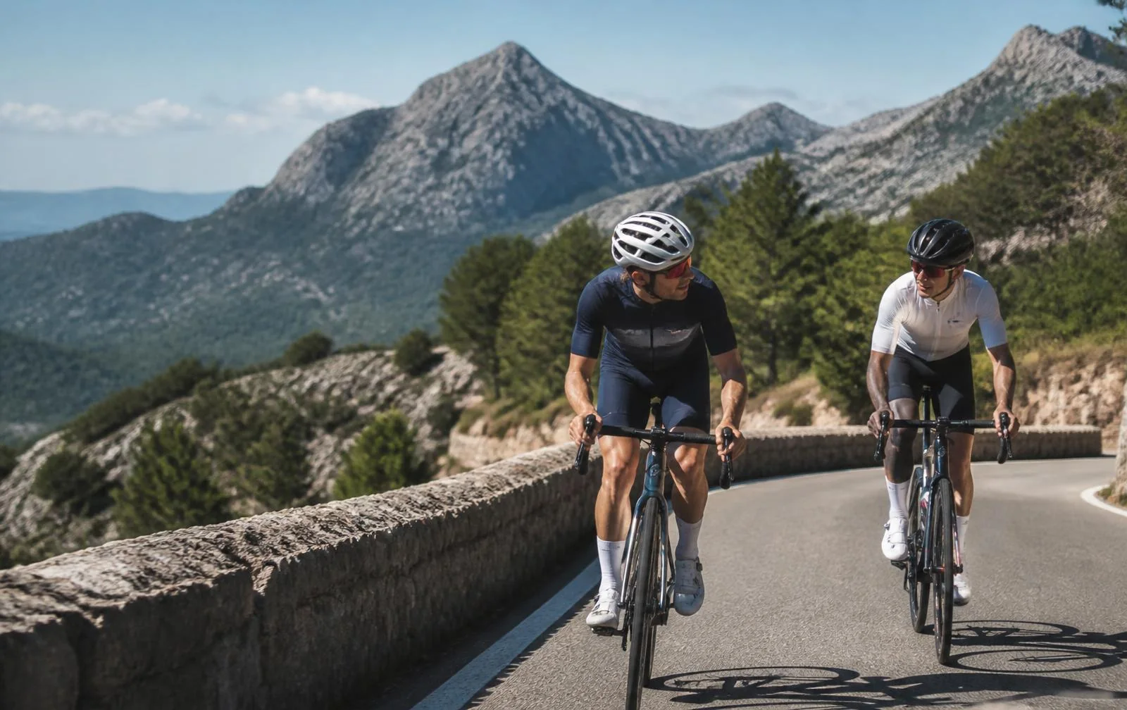 Zwei Rennradfahrer auf einer Bergstraße in der Serra de Tramuntana auf Mallorca
