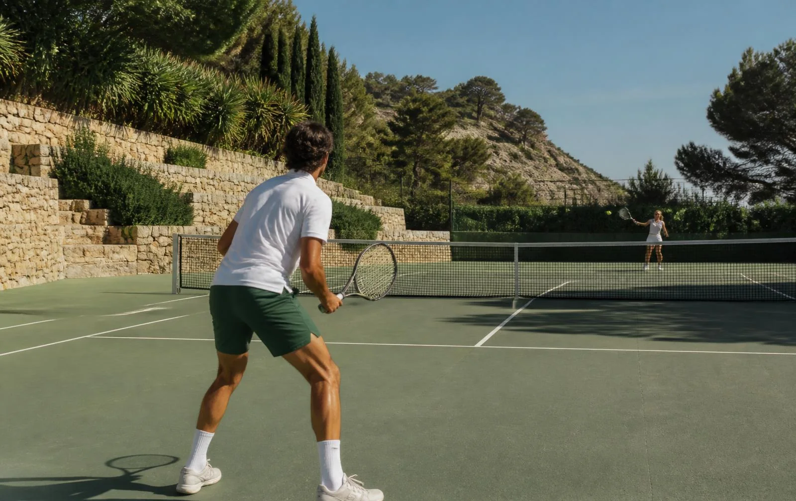 Zwei Tennisspieler auf einem mediterranen Außenplatz auf Mallorca