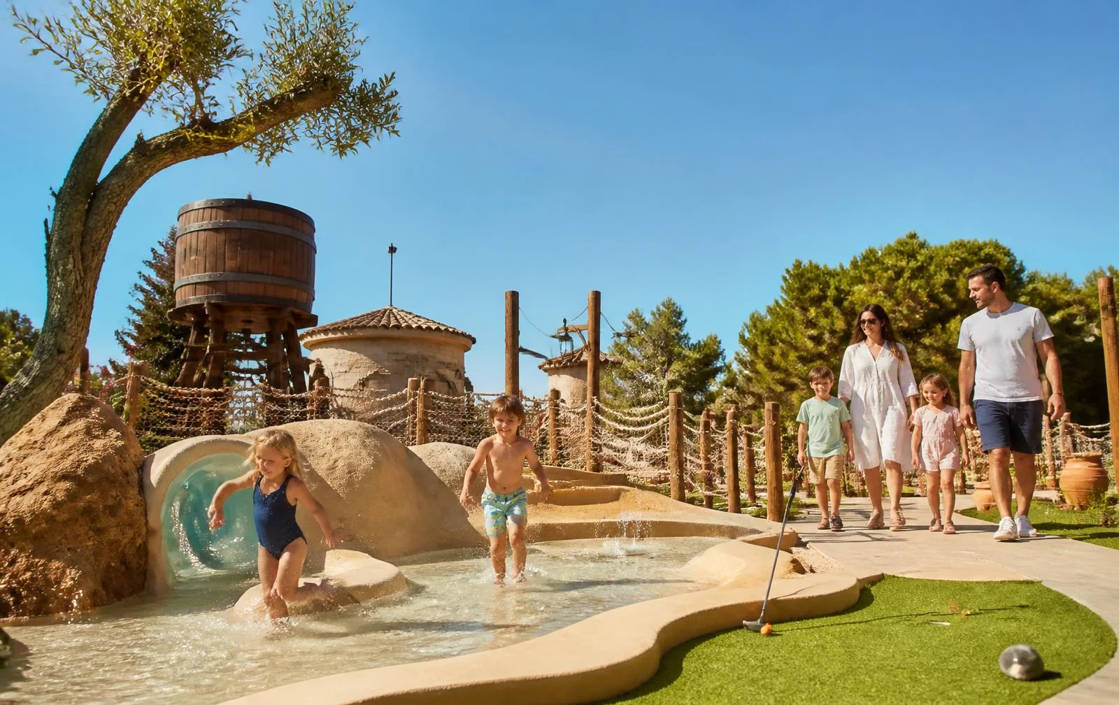 Familie in einem modernen Themenpark mit Splash-Bereich und Minigolf in Magaluf auf Mallorca
