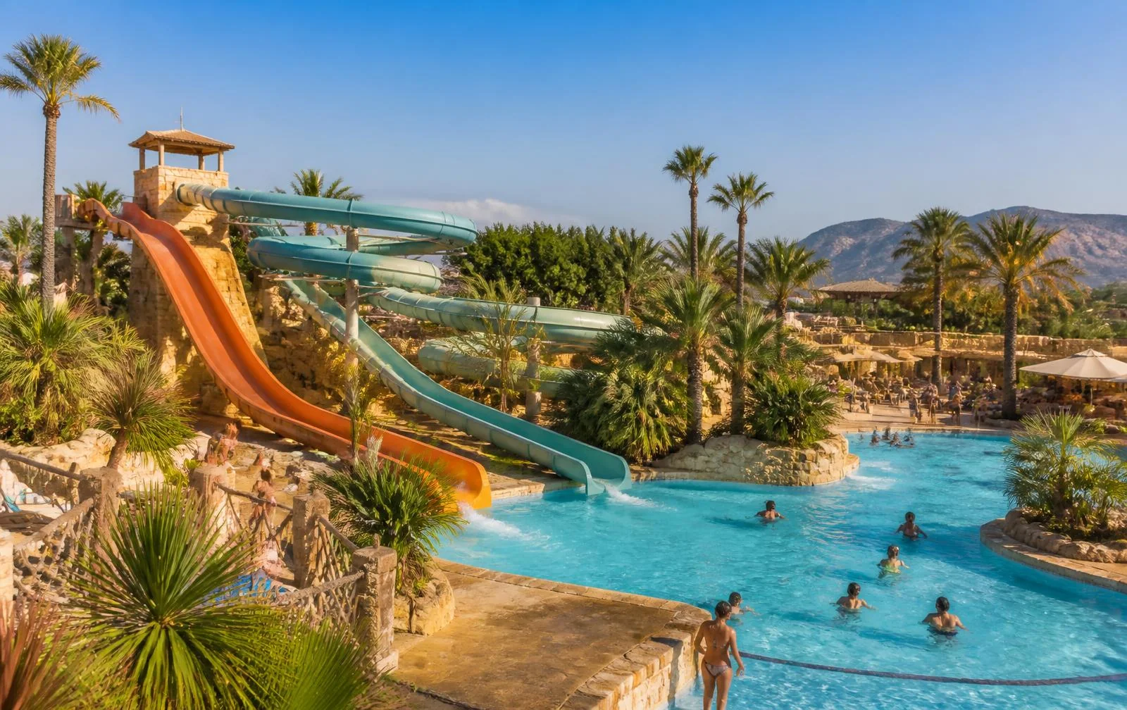Großer Wasserpark mit Rutschen, Pools und Palmen bei El Arenal auf Mallorca