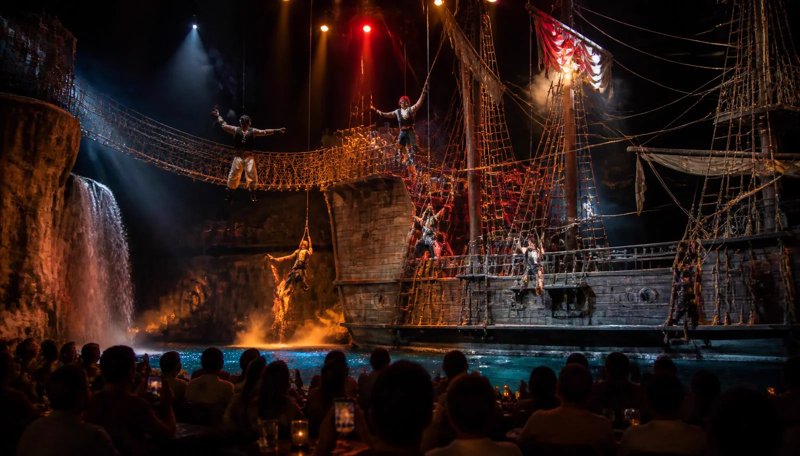 Akrobaten auf einem Piratenschiff bei einer Bühnenshow in Magaluf auf Mallorca