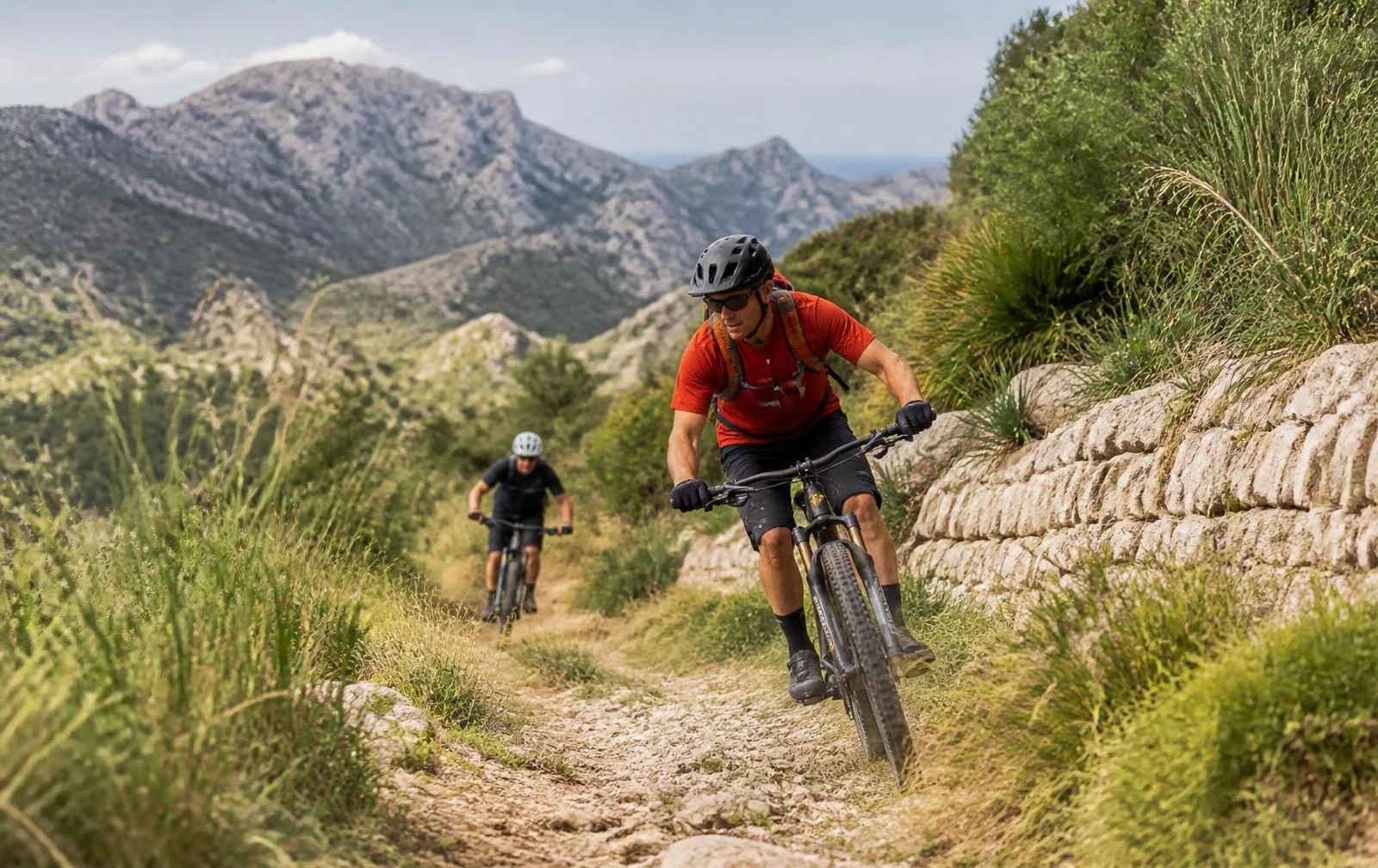 Mountainbiker auf einem felsigen Trail in der Serra de Tramuntana auf Mallorca