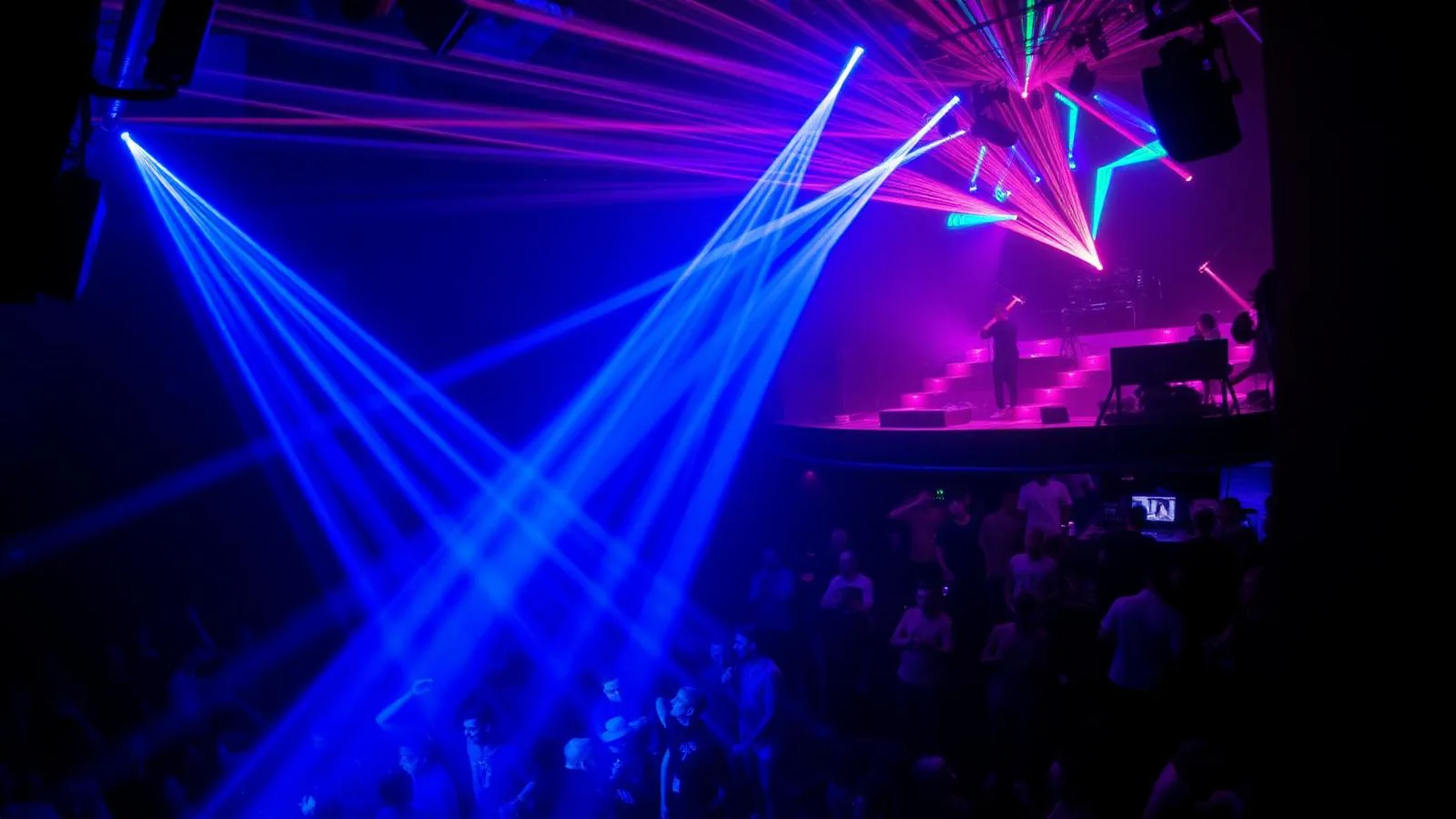 Clubnacht in Magaluf auf Mallorca mit DJ-Pult, Lichttechnik und tanzendem Publikum