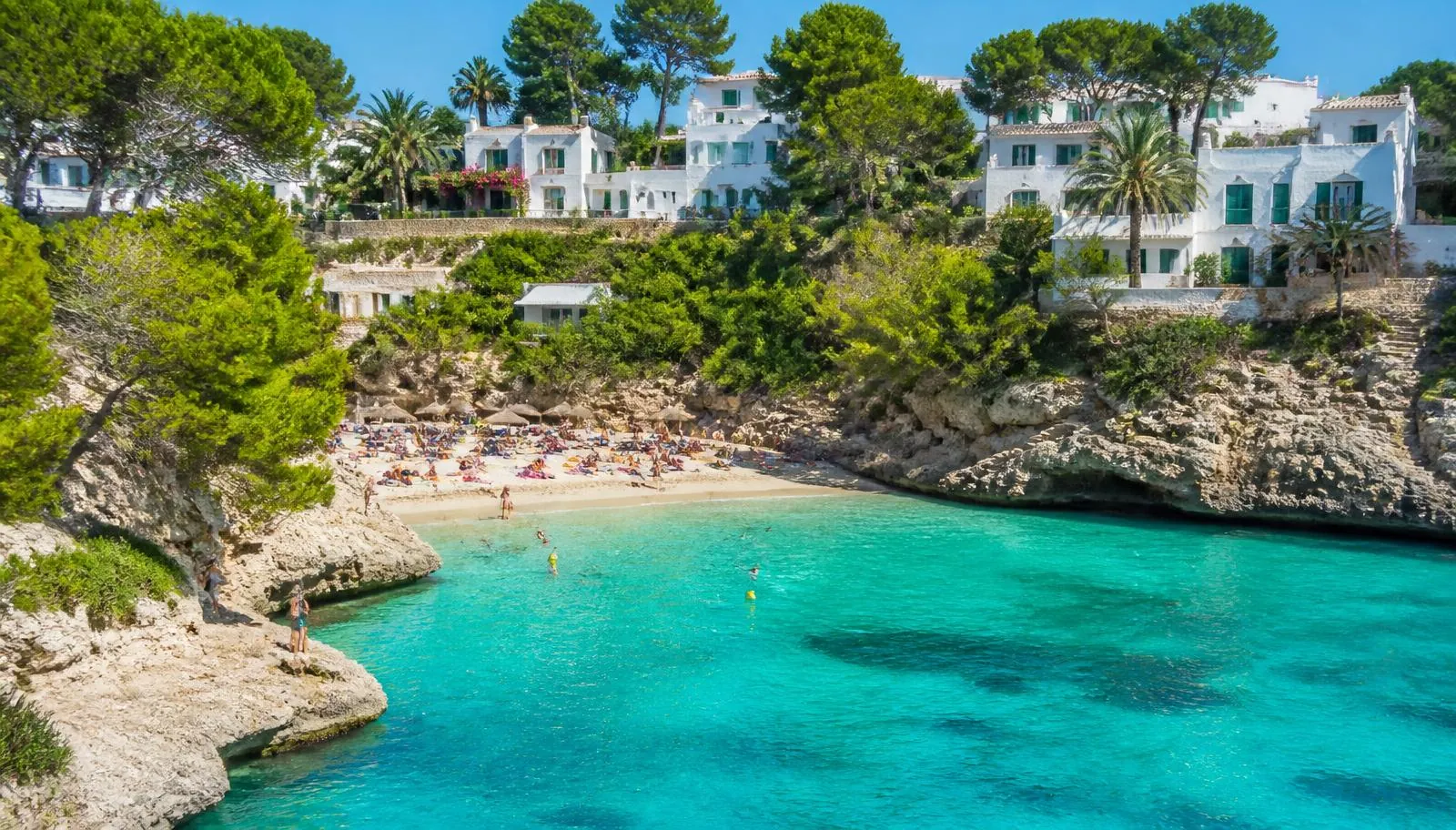 Cala Gran bei Cala d'Or auf Mallorca mit türkisem Wasser und weißen Ferienhäusern über der Bucht