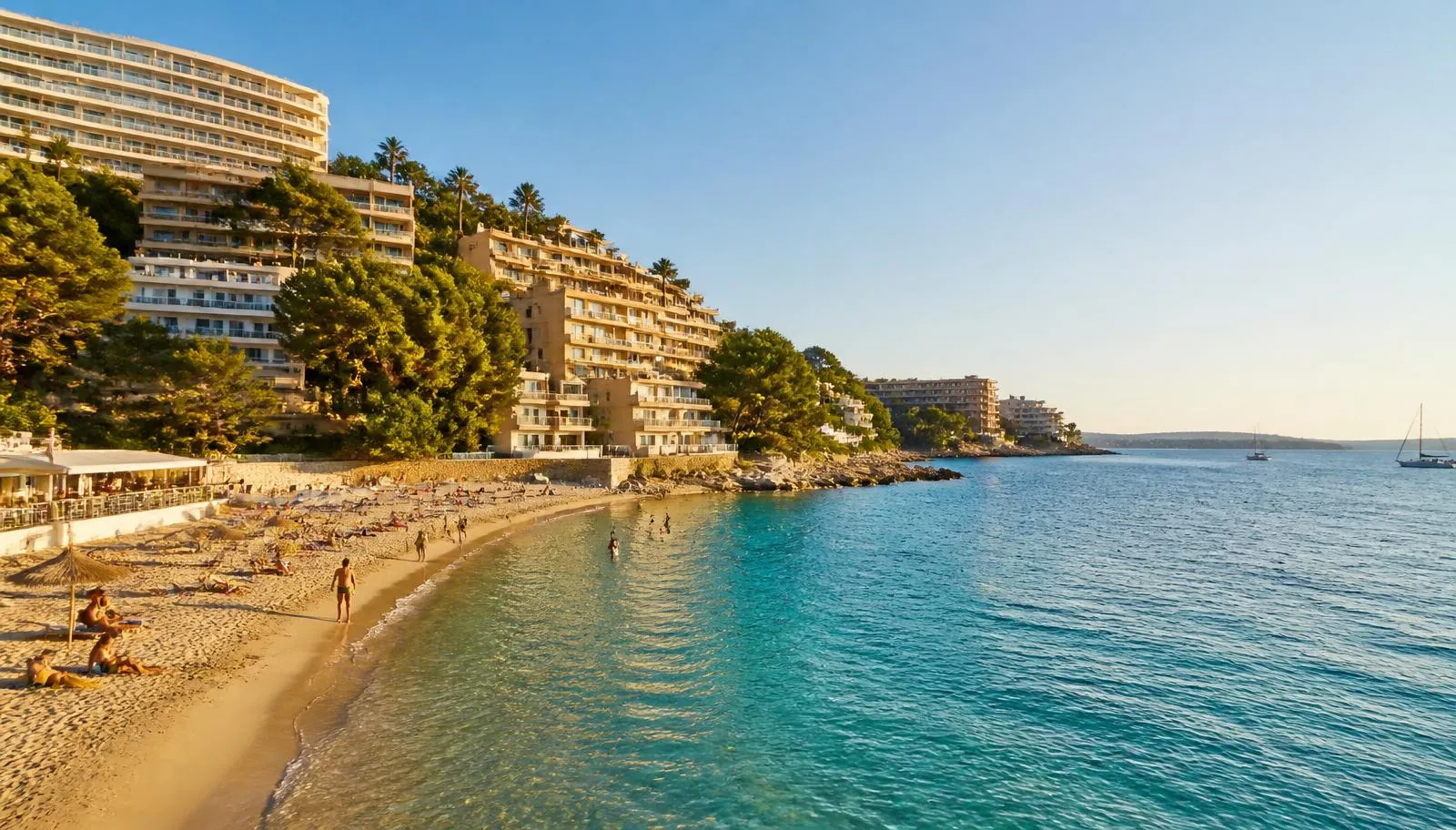 Cala Major bei Palma de Mallorca mit Sandstrand und Hotels am bewaldeten Hang