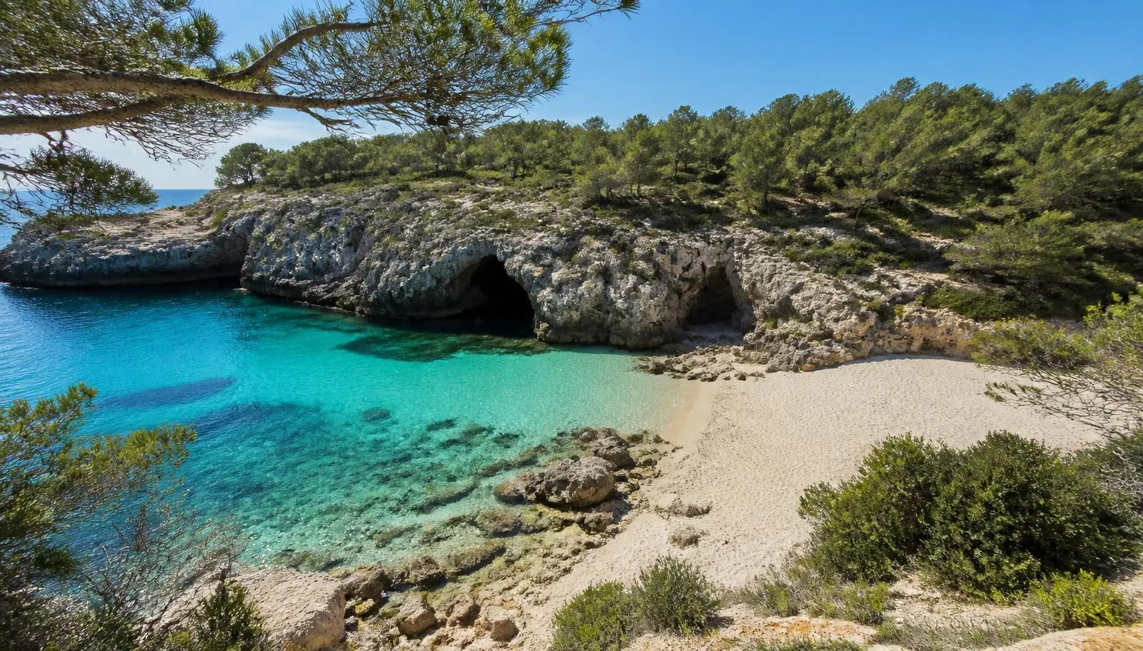 Cala Varques auf Mallorca: naturbelassene Bucht mit Felshöhlen und türkisfarbenem Wasser