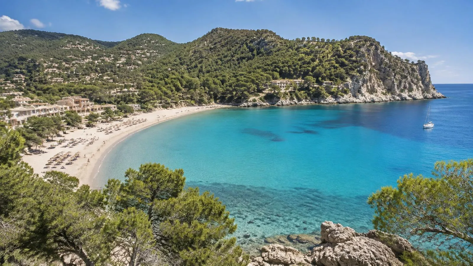 Bucht von Canyamel auf Mallorca mit Sandstrand, Pinienwald, Kalkfelsen und türkisem Wasser