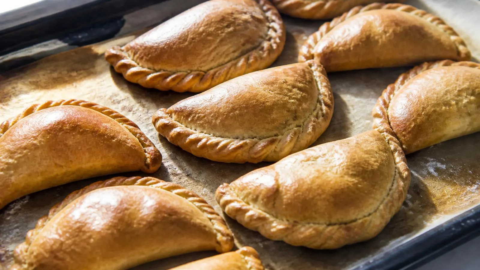 Halbmondförmige Cocarrois mit Gemüsefüllung frisch aus dem Ofen einer mallorquinischen Bäckerei.