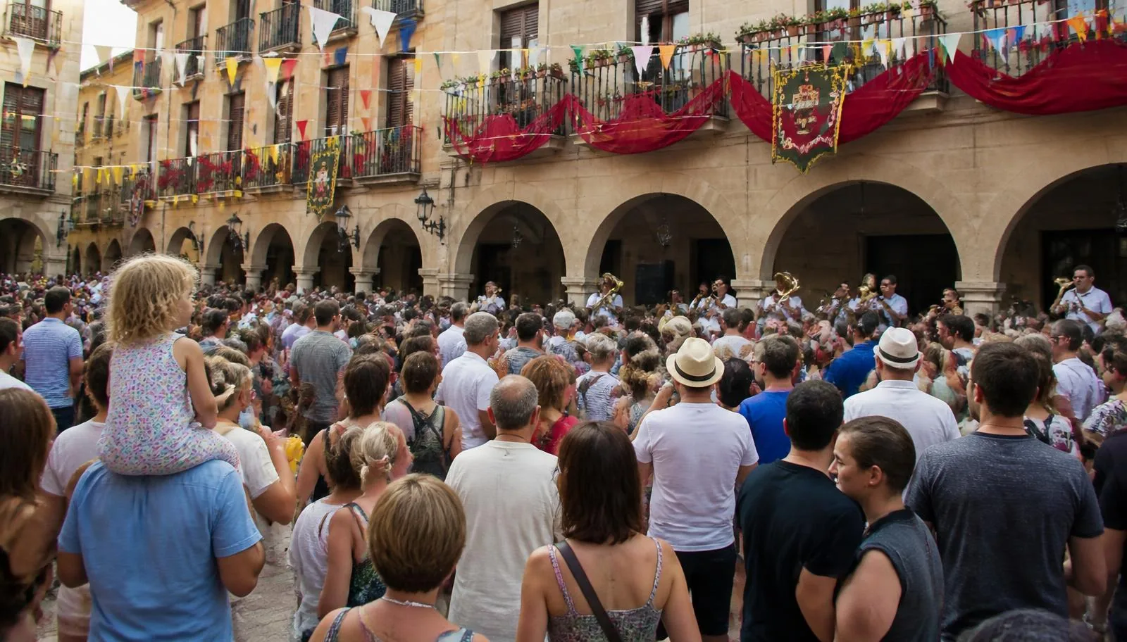 Festa de la Patrona auf der arkadengesäumten Plaça Major von Pollença auf Mallorca