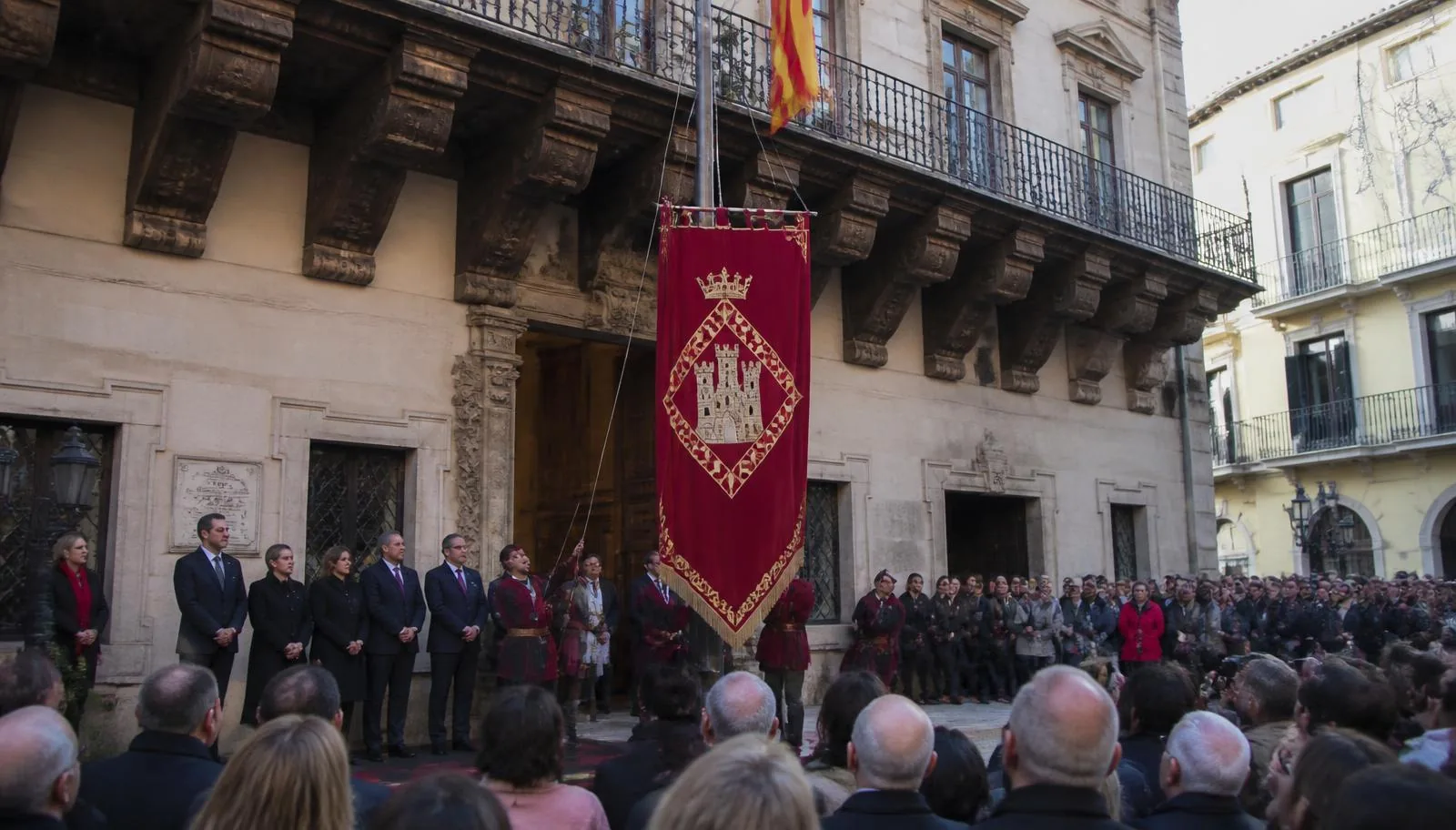 Aufrichtung der königlichen Standarte zur Festa de l'Estendard auf der Plaça de Cort in Palma de Mallorca