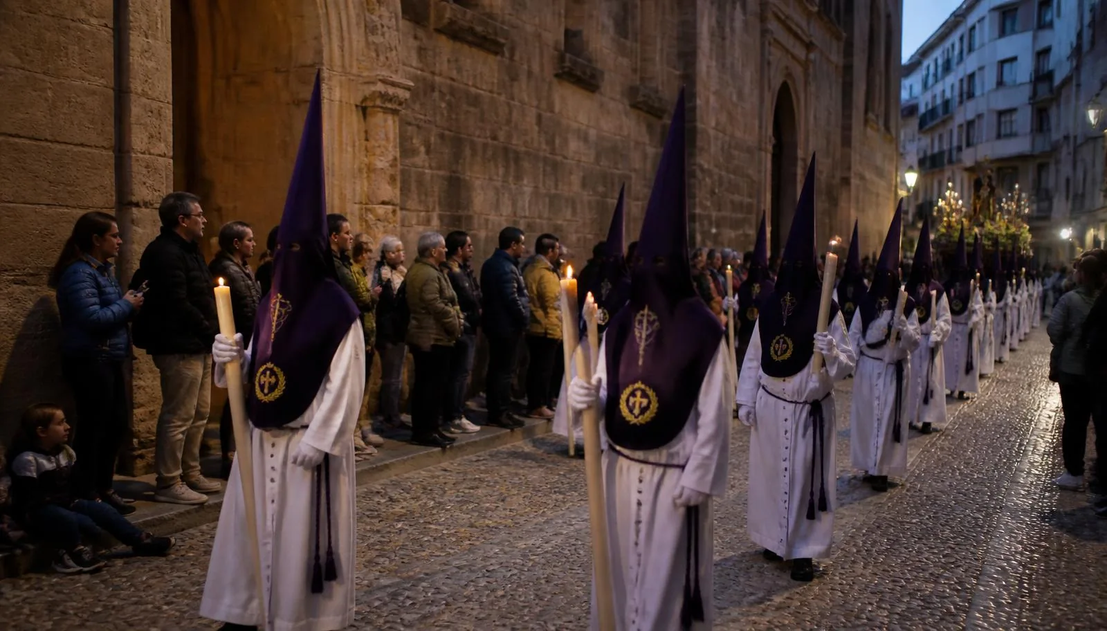 Karfreitagsprozession mit Kerzen vor einer Kirche in der Altstadt von Palma de Mallorca