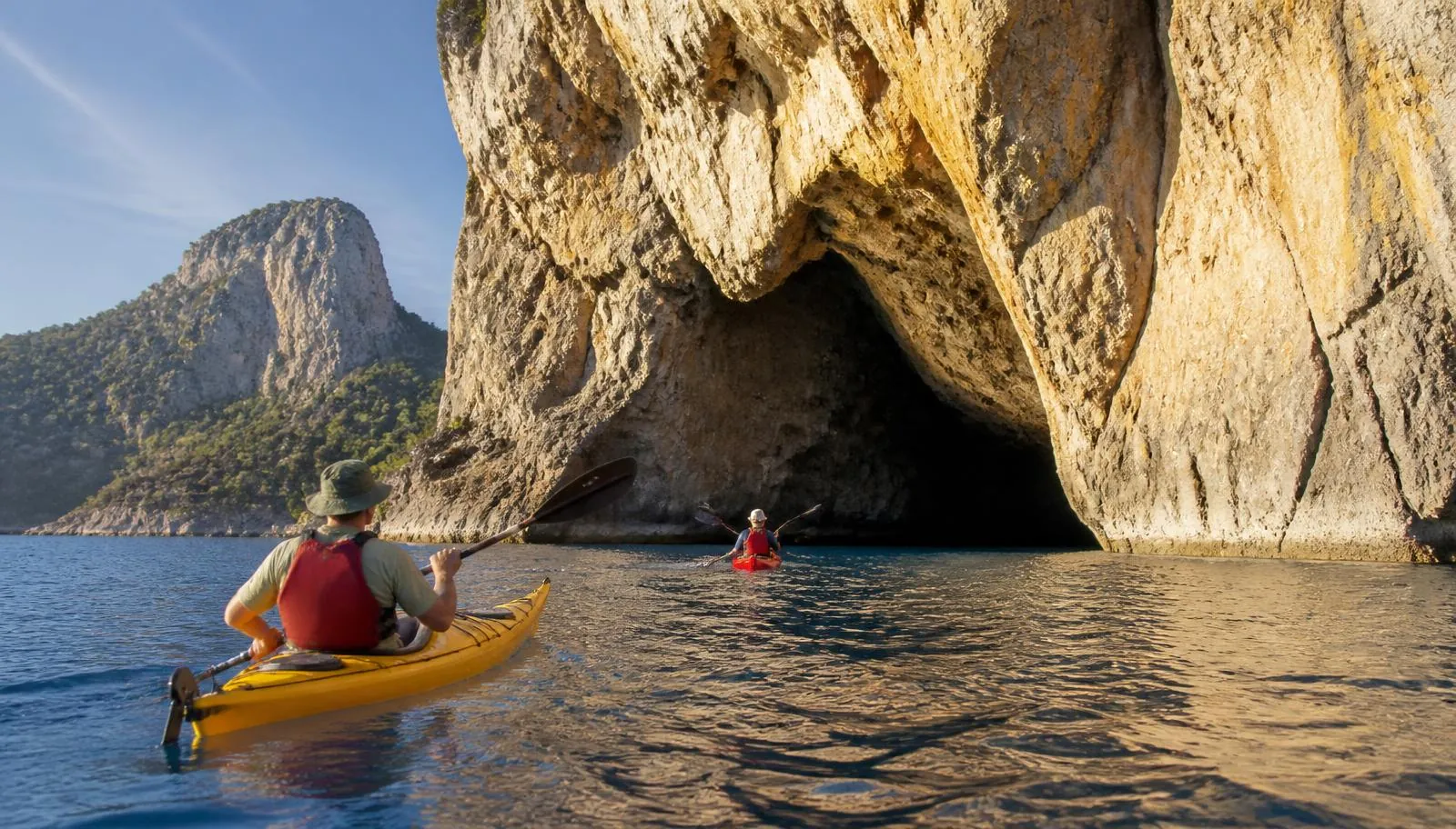 Seekajakfahrer vor einer Felshöhle an der Küste von Mallorca