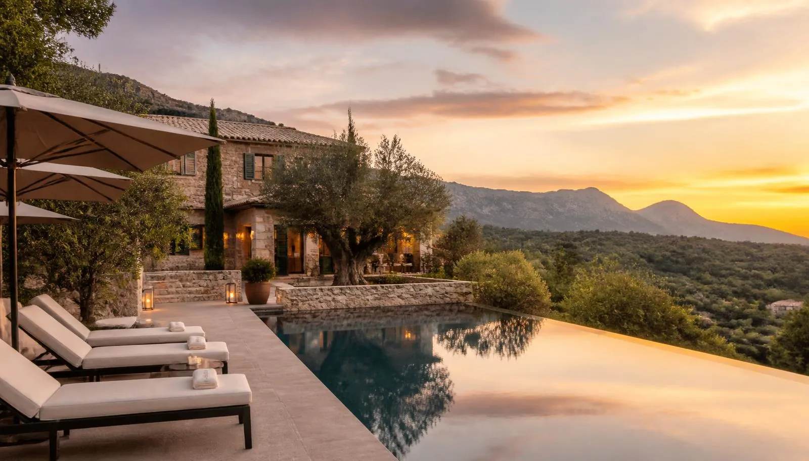 Terrasse einer mallorquinischen Finca mit Pool und Blick auf die Berge