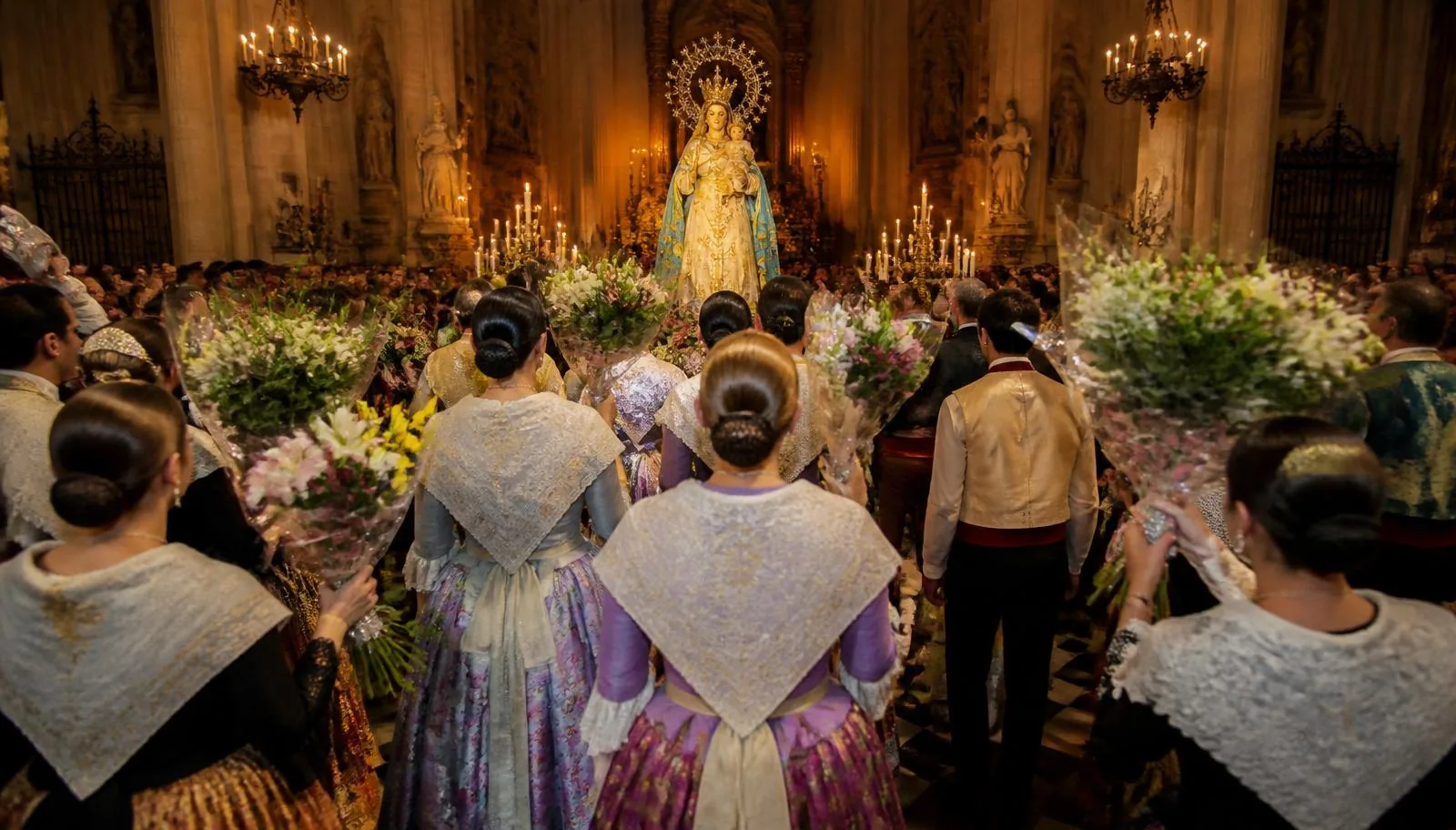 Blumenopfer zur Mare de Déu de la Salut mit Trachtengruppen in der Kirche Sant Miquel in Palma de Mallorca