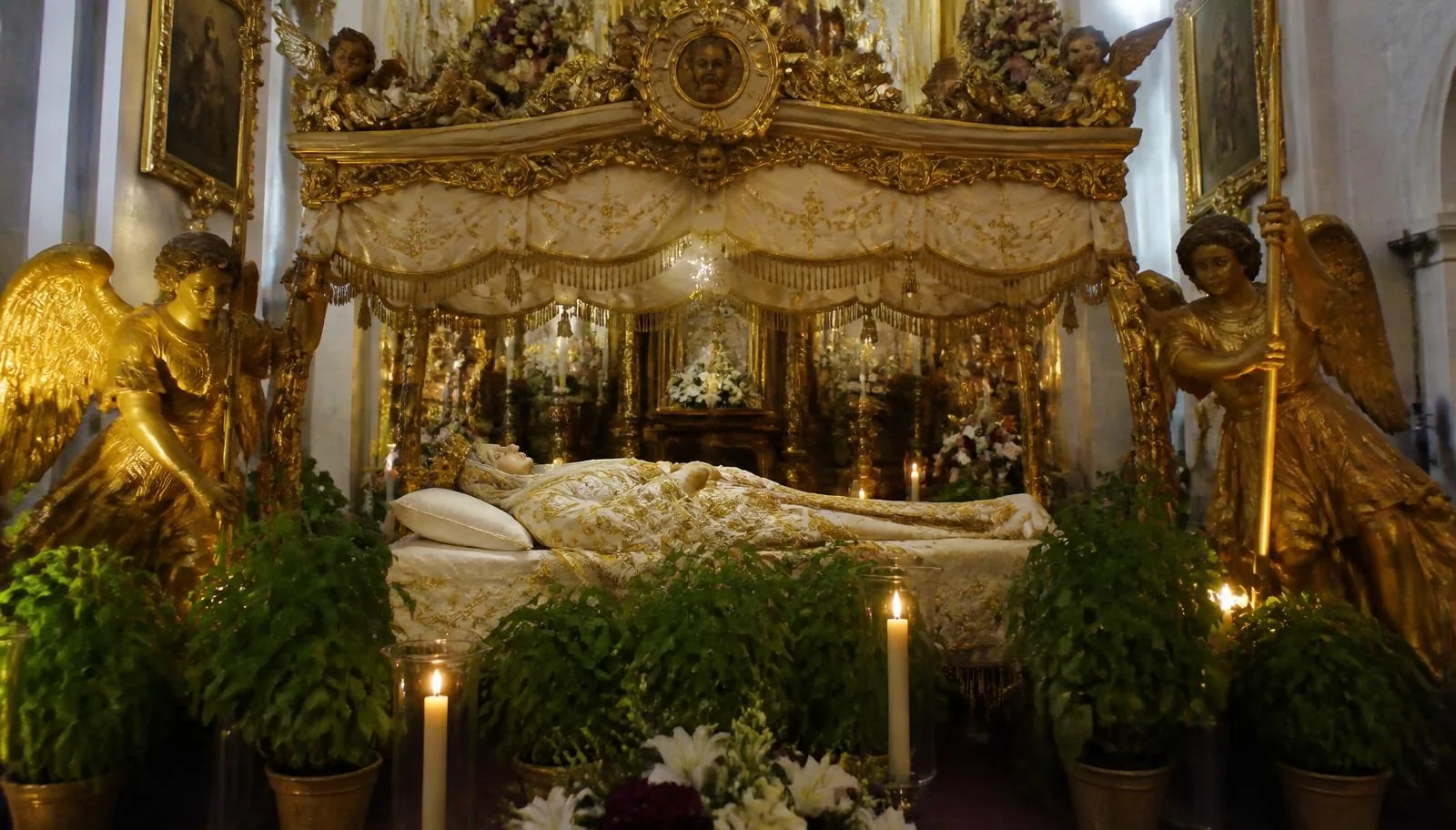 Barockes Marienbett Llit de la Mare de Déu mit der ruhenden Maria in einer historischen Kirche auf Mallorca