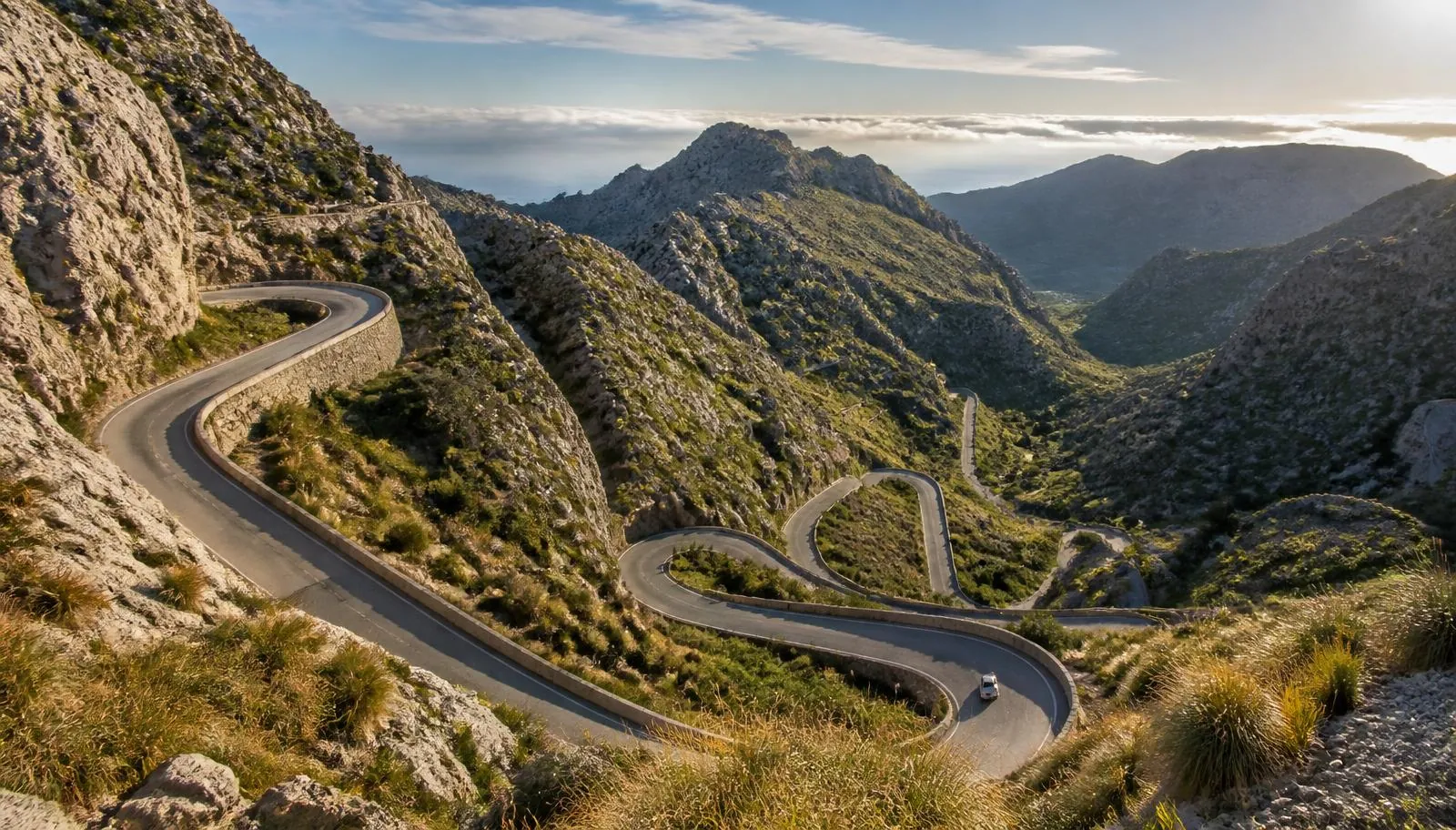 Mietwagen auf einer Serpentinenstraße in der Serra de Tramuntana auf Mallorca
