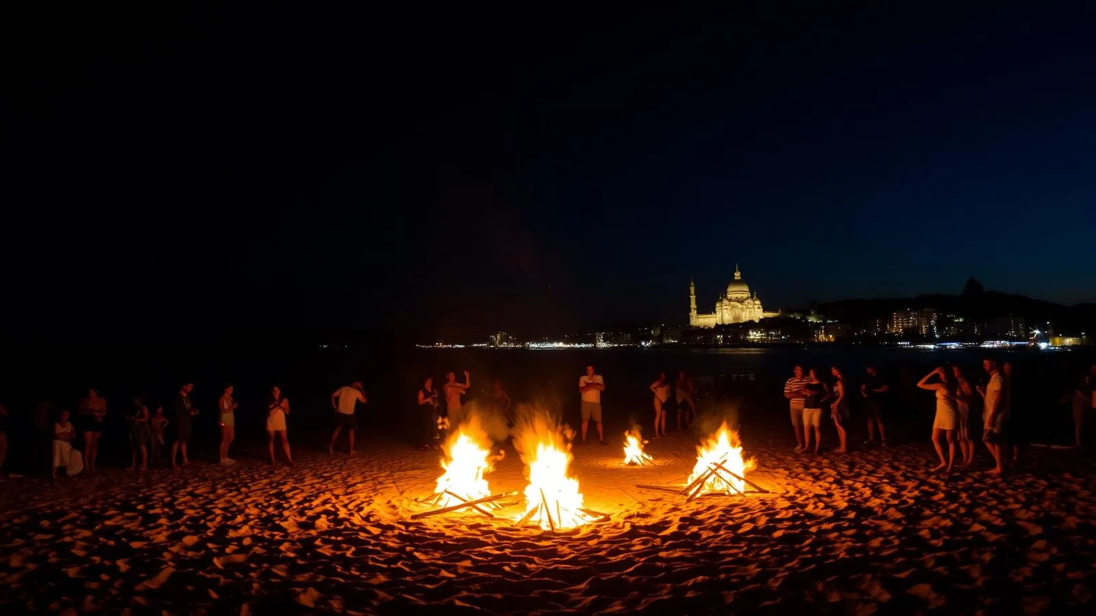 Nit de Sant Joan auf Mallorca: Lagerfeuer und Menschen am Strand in der Johannisnacht
