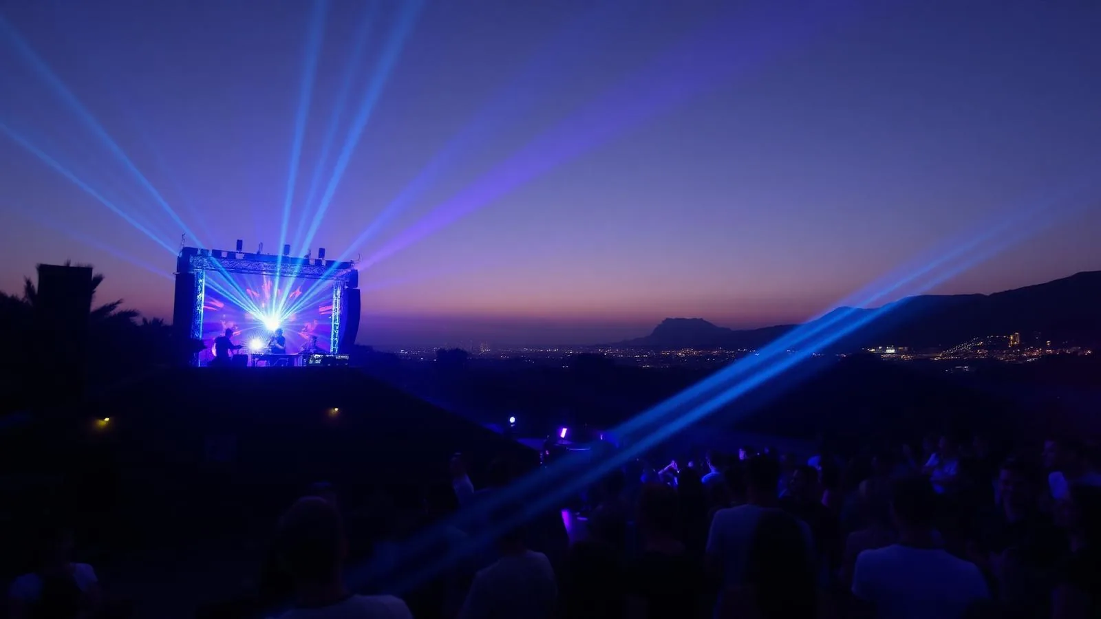 Open-Air-Bühne des Origen Fest auf Mallorca mit Publikum vor der Bühne am Abend