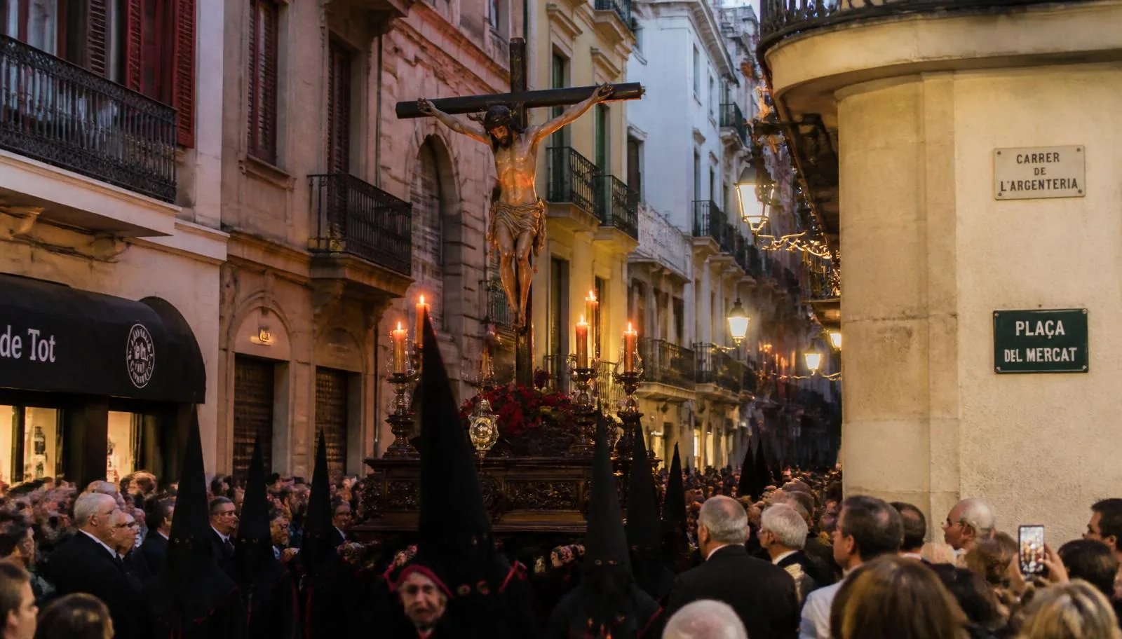 Processó de la Sang mit getragener Christusfigur durch die Altstadt von Palma de Mallorca