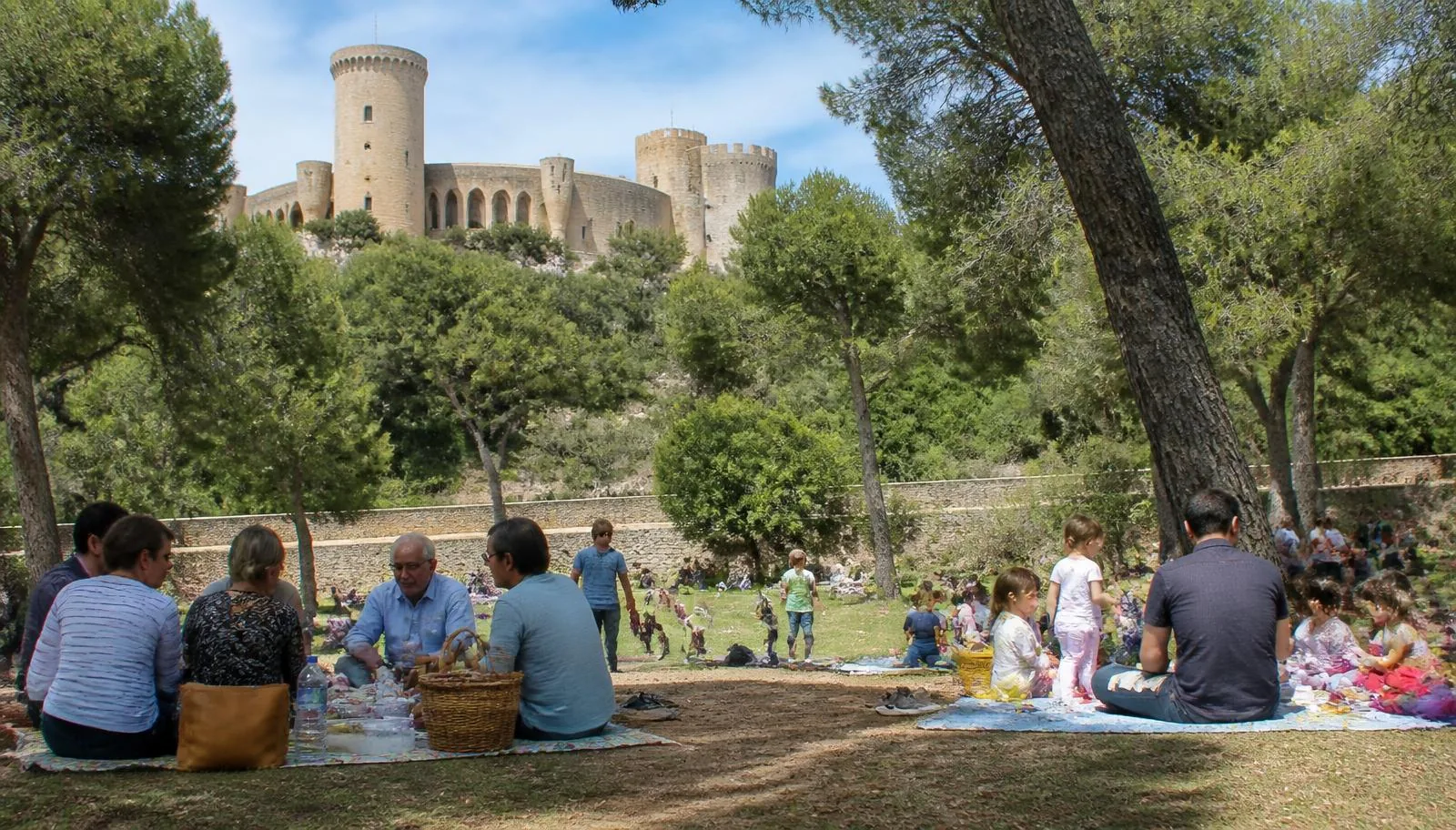 Familien beim Osterpicknick auf den Wiesen unterhalb des Castell de Bellver in Palma de Mallorca