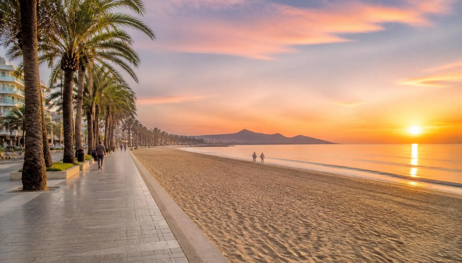 Playa de Palma auf Mallorca bei Sonnenaufgang mit Palmenpromenade und ruhigem Meer