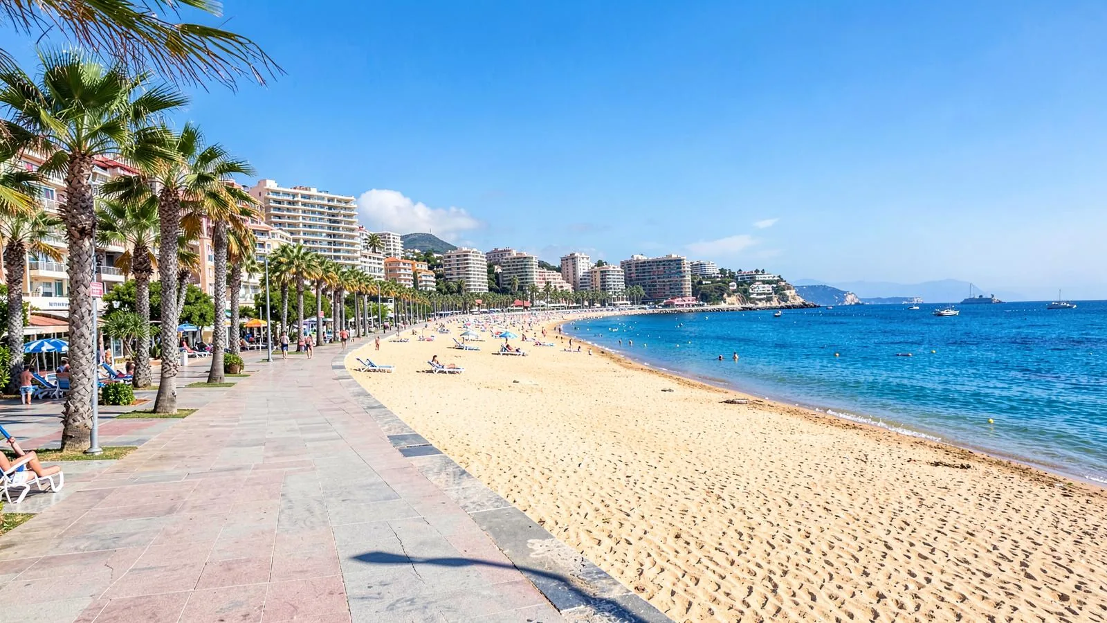 Urlaubsort Playa de Palma mit Palmenpromenade, Hotelzeile und breitem Sandstrand an der Bucht von Palma