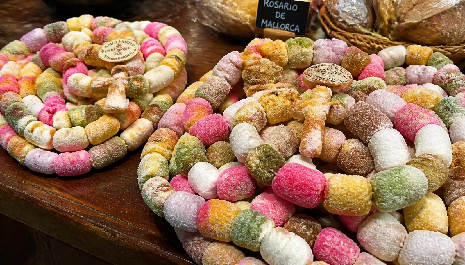 Rosaris Ensucrats: gezuckerte Rosenkränze aus bunten Süßigkeiten auf einem Markttisch auf Mallorca