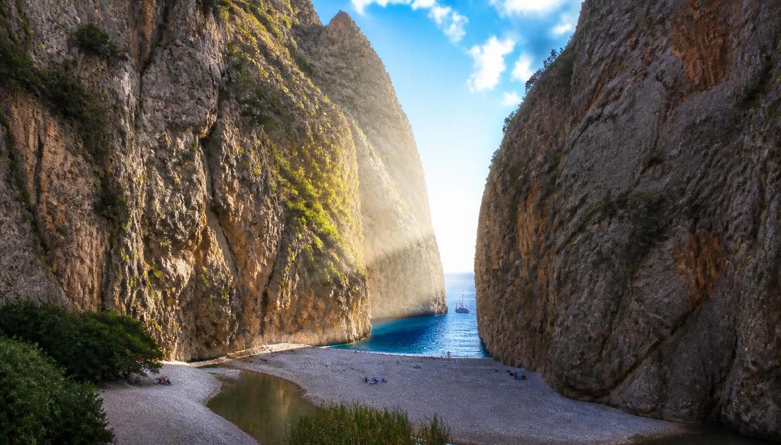 Sa Calobra auf Mallorca: Kiesstrand am Torrent de Pareis zwischen hohen Felswänden