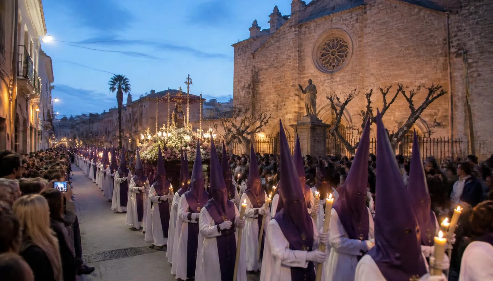 Semana Santa auf Mallorca: Bruderschaftsprozession mit getragener Marienfigur während der Karwoche
