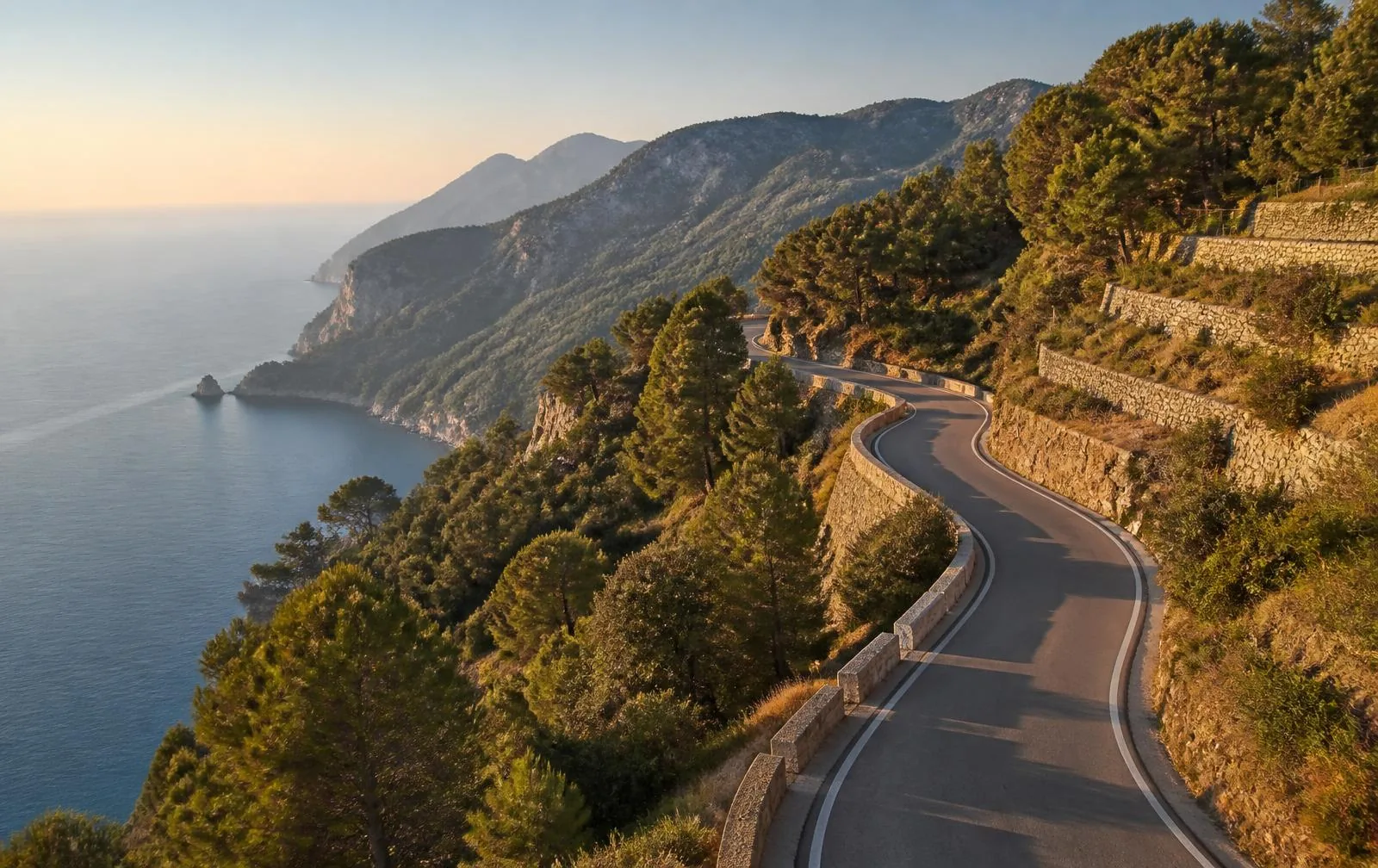 Kurvige Panoramastraße der Serra de Tramuntana über der Nordwestküste Mallorcas im Abendlicht